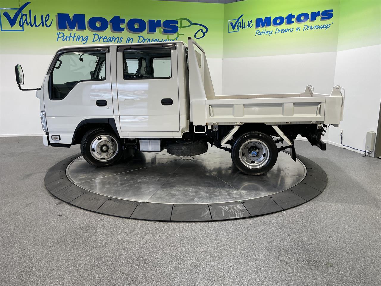 2015 Isuzu Elf