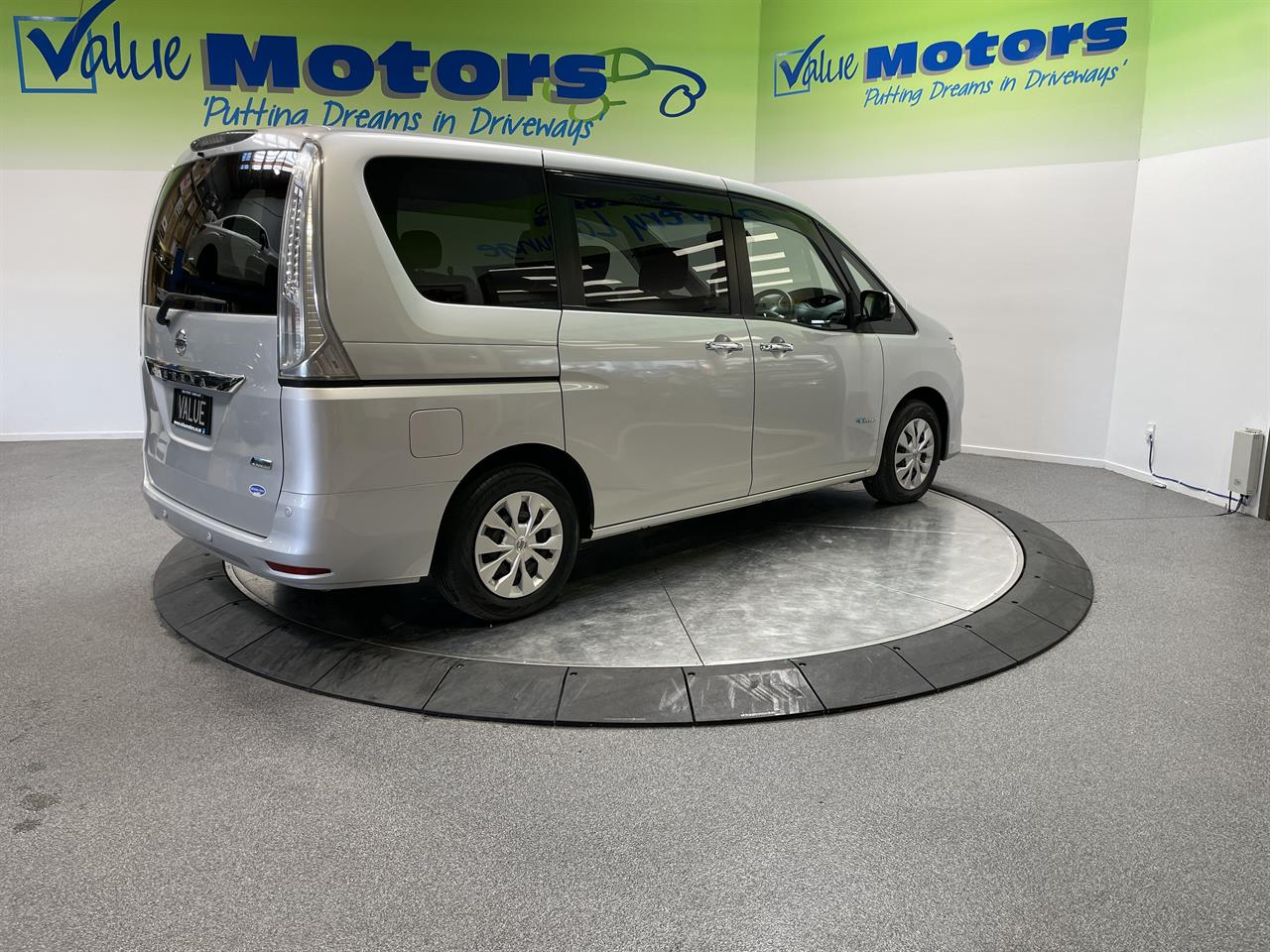 2014 Nissan SERENA